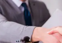 Trabajadora defendiendo sus derechos laborales ante la empresa.