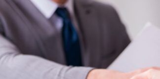 DEFENSA DE LOS DERECHOS LABORALES: CÓMO EL SINDICATO RoS PROTEGIÓ A UNA TRABAJADORA Trabajadora defendiendo sus derechos laborales ante la empresa.